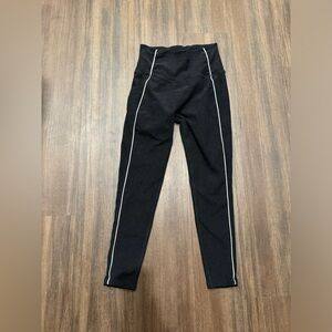 Beyond Yoga Medium Black & White Stripped Leggings. 🖤⚡️